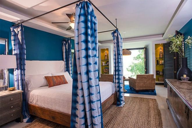 Màu đại dương xanh thẳm được in hình trên từng nền tường, cửa tủ và tấm rèm.