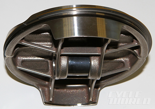 Piston thép có phần đầu mỏng. Hệ thống gân trợ lực tăng cứng piston.