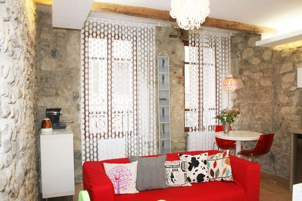 Căn hộ này với điểm nhấn là ghế sofa, ghế ăn màu đỏ và rèm cửa pha lê màu trắng rất bắt mắt.